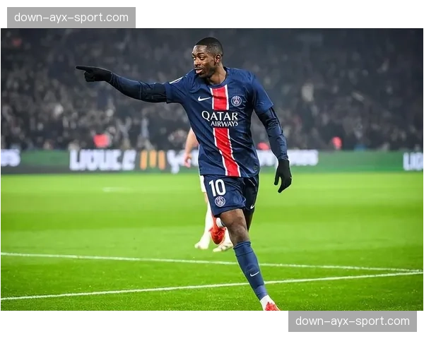 特写:在巴黎一次成功的高位夺回后,姆巴佩与登贝莱迅速交叉跑位,形成致命反击 特写:在巴黎一次成功的高位夺回后,姆巴佩与登贝莱迅速交叉跑位,形成致命反击