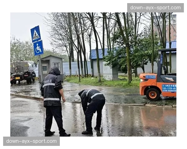 花絮:恶劣天气下,赛道工作人员紧急修复被雨水冲毁的赛段 花絮:恶劣天气下,赛道工作人员紧急修复被雨水冲毁的赛段