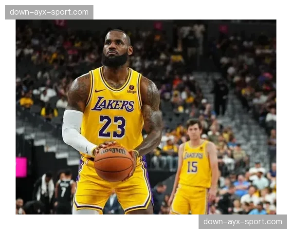 詹姆斯：作为多年附加赛参与者，我很高兴可以靠在沙发上看球